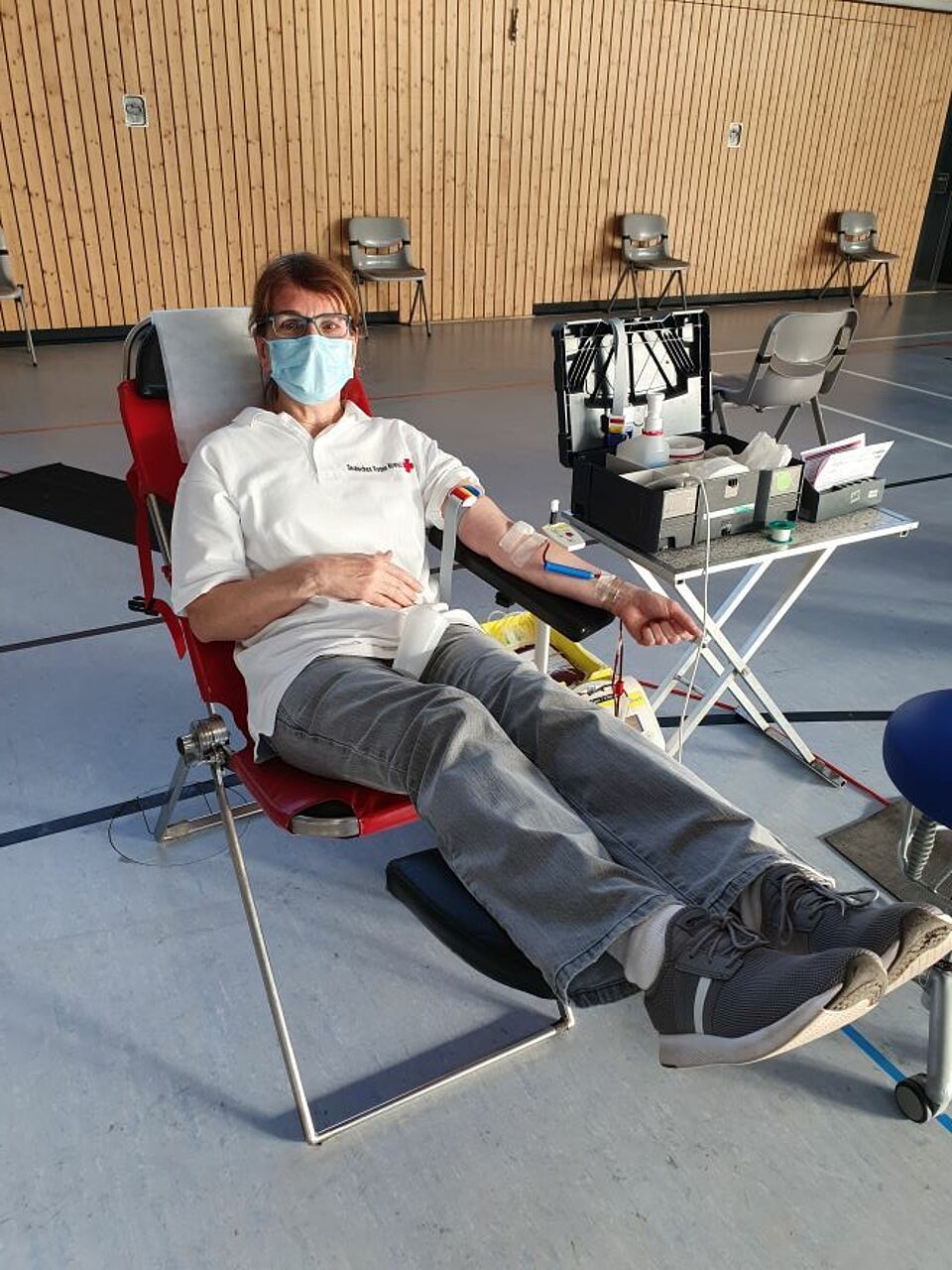 Sanitäterin Stephanie Willie bei der Blutspende